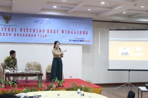 Novi Juwita introducing the concept of equity crowdfunding in front of the participants.